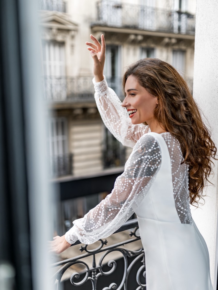 Braut auf Pariser Balkon im Spitzenkleid