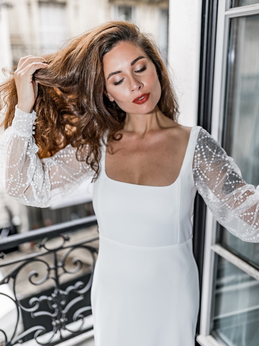 Offenes Haar, ruhige Pose