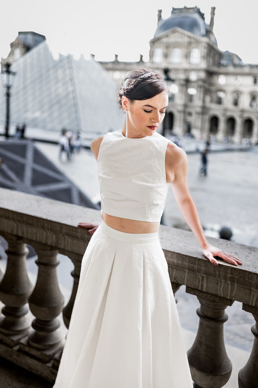 Braut im zweiteiligen Brautkleid vor dem Louvre in Paris