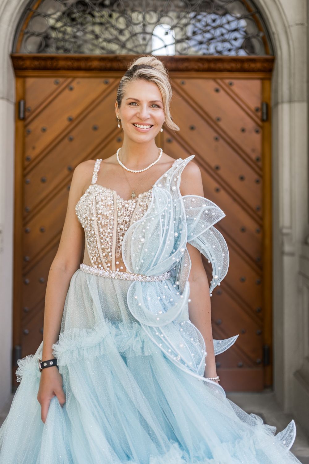 Braut im pastellblauen Tüllkleid, Editorial-Look