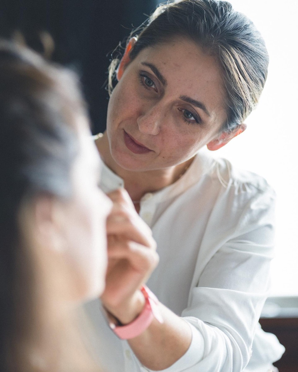 Yildiz Duman-Werner bei der Arbeit am Brautstyling